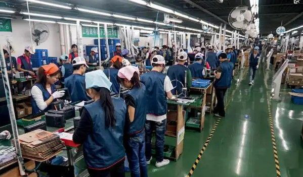 老挝美女来中国打工第1次发工资时哭了我要回国