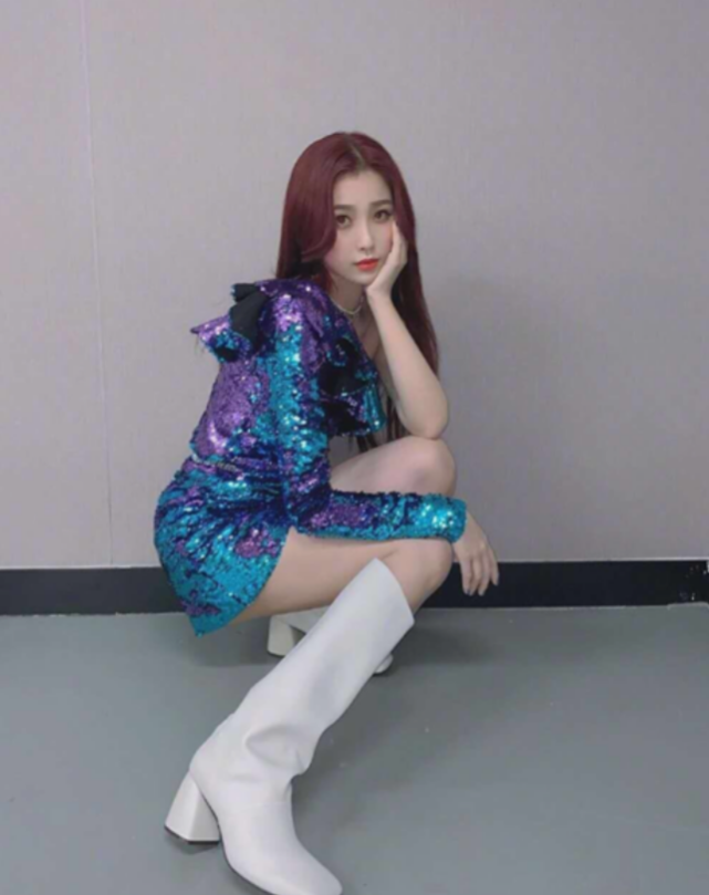 虞书欣"姨妈鞋"真是绝绝子,鞋跟只有1cm,却能凹出"吸管腿"_腾讯新闻