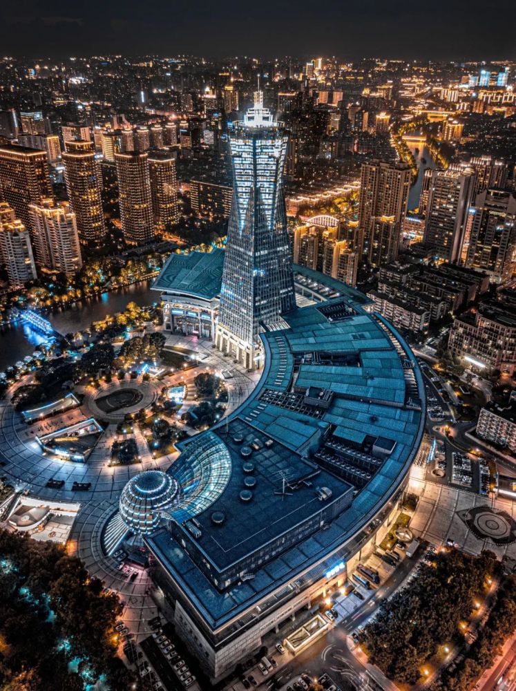 图/视觉中国 ▲ 成都春熙路商圈的太古里ifs.