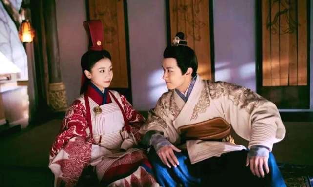 赵姬从来不注意母仪天下的身份,秦始皇作为儿子也不方便说什么,毕竟要