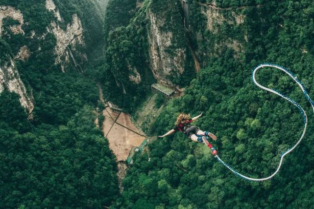 张家界大峡谷高空蹦极圆你梦实行优惠价格!
