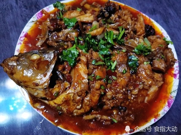 红烧鲤鱼4,切好的豆皮上,包上肉丝,黄瓜丝,大葱丝,胡萝卜丝包起来开吃