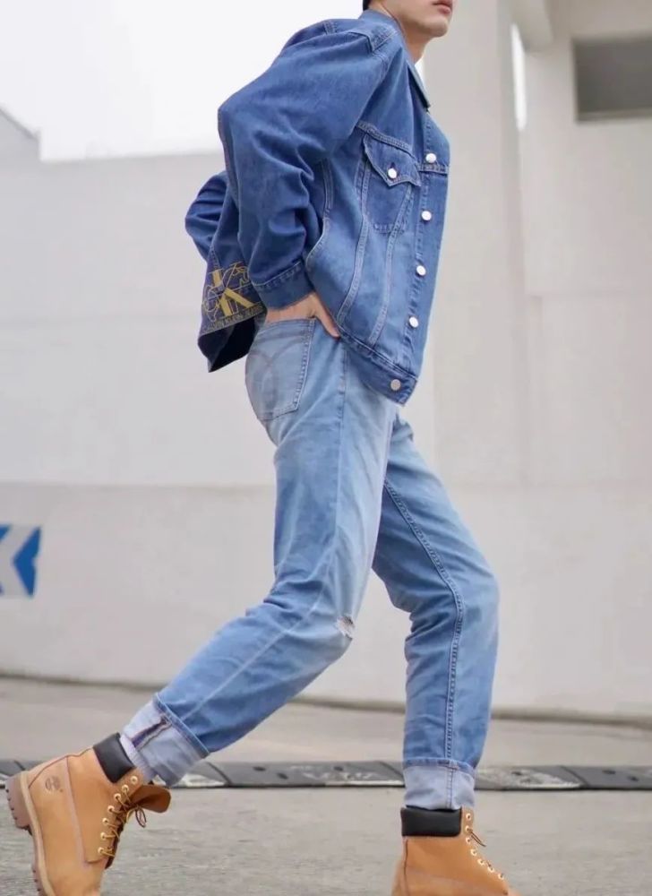 浅蓝色更百搭,要想气质拉风就配马丁鞋,换上一双休闲皮鞋则看起来稳重