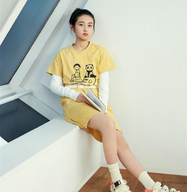 张子枫拍新代言大片,穿糖果色运动装可盐可甜,引领少女潮流