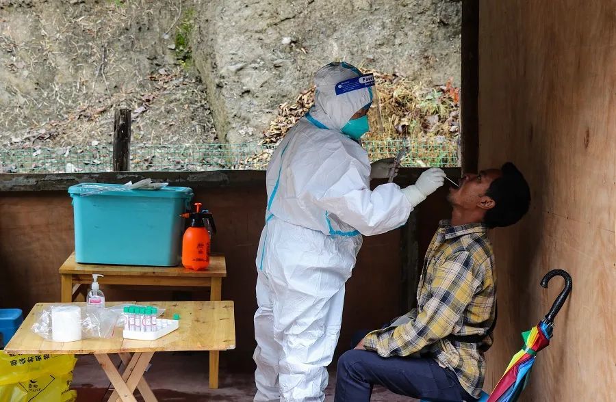 核酸检测"移动堡垒"助力腾冲猴桥口岸疫情防控_腾讯新闻
