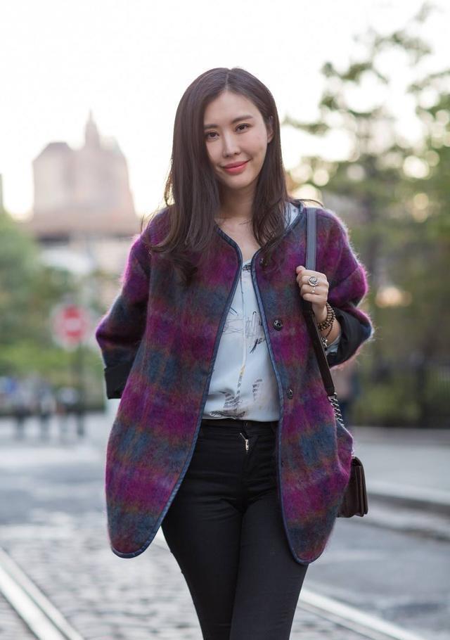 田朴珺一改贵妇风穿衬衫百褶裙走日系少女风39嫩成19岁大学生