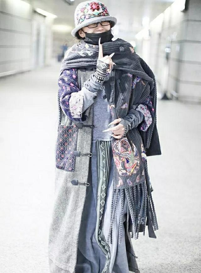 杨丽萍从来不扮嫩,刺绣长袍配绣花鞋,61岁光彩照人似少女