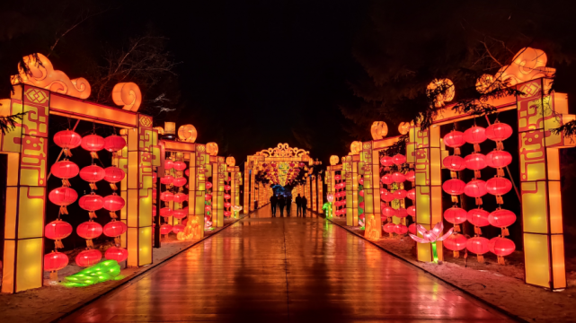 冰雪雕塑與燈光的結合點亮南湖公園每一個角落在寒冷的冬季讓市民在冰