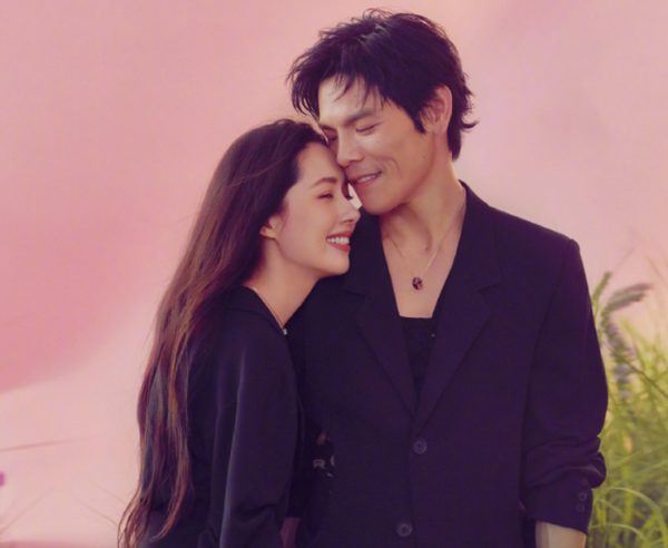 郭碧婷还真的和向佐谈起了恋爱,很快两人官宣恋情,订婚,结婚,生女,不