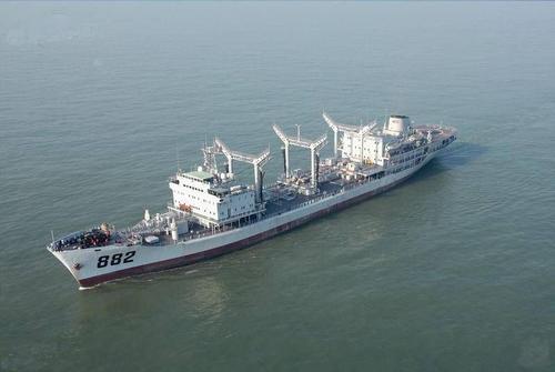 从图片中判断,882舰挨了好几发特意进行水线以上打击的反舰导弹,导弹