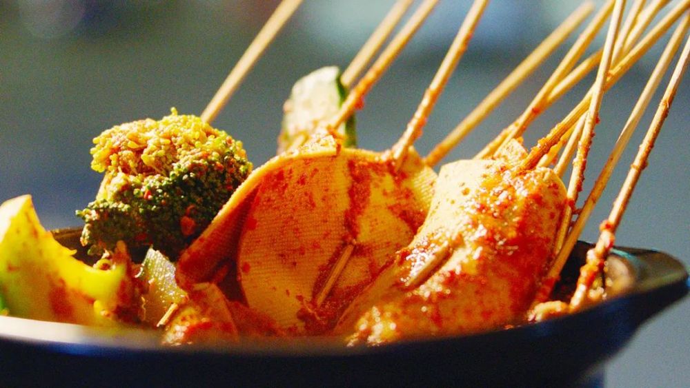 辣糊糊火锅是宁夏本土近些年出现的火锅,上世纪80,90年代出现在中小学