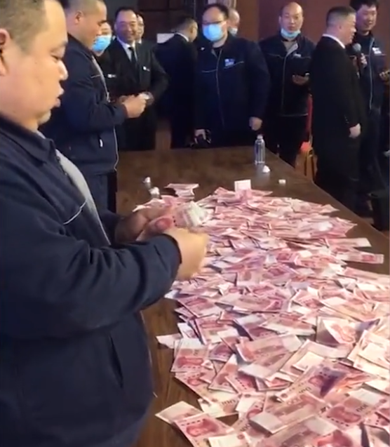 1000万举办数钱大赛又是别人家的老板网友有点心酸