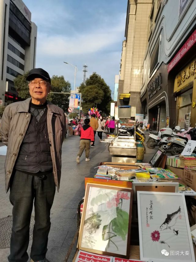 学艺不嫌晚,69岁自学画画一年,70岁摆摊卖画生意不错
