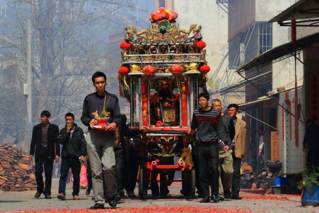 人们抬着"老爷",图片来自"文化城市"网站