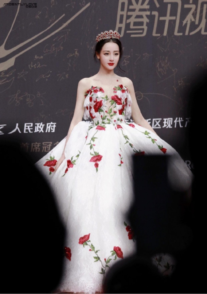 迪丽热巴红毯造型盘点恃美行凶不是说说而已这才是内娱浓颜美人的代表