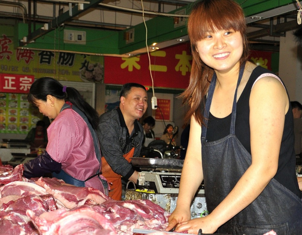 婶婶一人就能杀猪,每天收入一千多,去年亏光200万积蓄大病一场