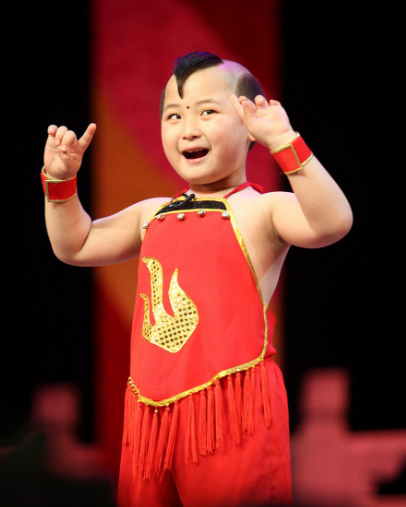 年画娃娃邓鸣贺被父母当摇钱树8岁去世今妹妹也被逼走上老路