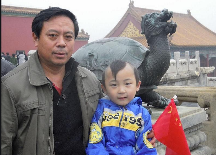 "年画娃娃"邓鸣贺:被父母当"摇钱树",8岁去世,今妹妹也被逼走上老路