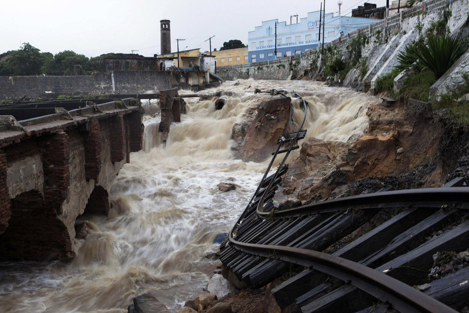 中印边境来自大自然的报复洪水冲垮大坝印军基地陷入危机