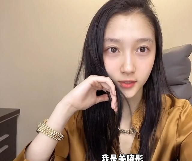 关晓彤直播素颜怼脸,现场化妆cos阿狸惟妙惟肖,网评屏幕都是腿