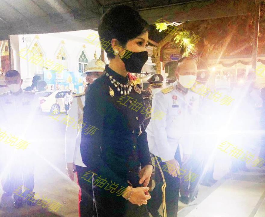 除此之外还给我们留了一个小彩蛋,诗妮娜当护士的照片首度曝光,青涩的