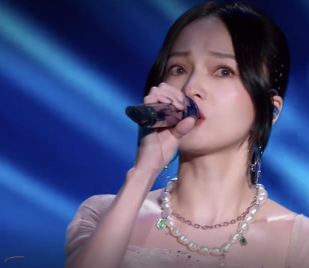 山东春晚获好评郭冬临冯巩有年味硬糖少女表演状况不断