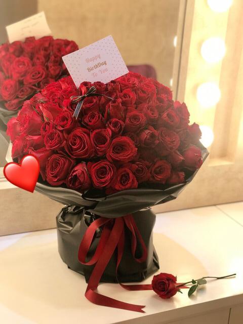 山东女孩收99朵订婚玫瑰被父亲晒成干花结局暖心