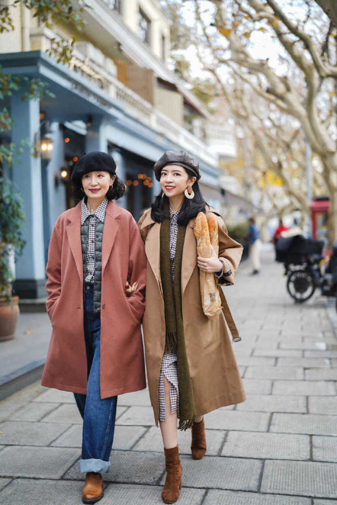 秋冬季节穿上大衣出行 采用了叠穿的方式 显示出了淑女气息 腾讯新闻