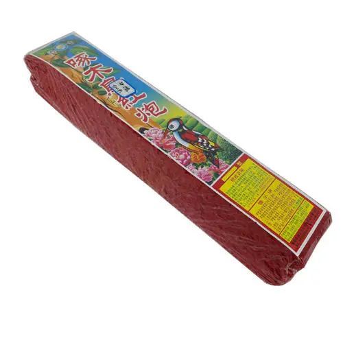 一般拿着一根香可以玩好久,我们把鞭炮放到冰缝里,桶子里,土堆里,墙缝