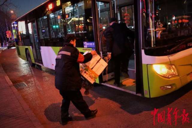 2月4日,傍晚,为了节省开支,王金平乘坐941路公交车前往女儿的住处西