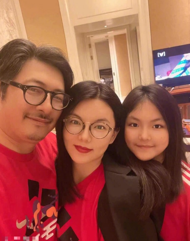 李湘晒出与丈夫王岳伦,女儿王诗龄的全家福,他们一家三口都穿了红色