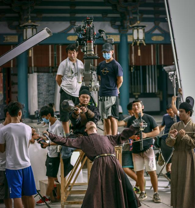 许魏洲常备两套戏服看到幕后花絮才知男演员拍戏日常有多真实