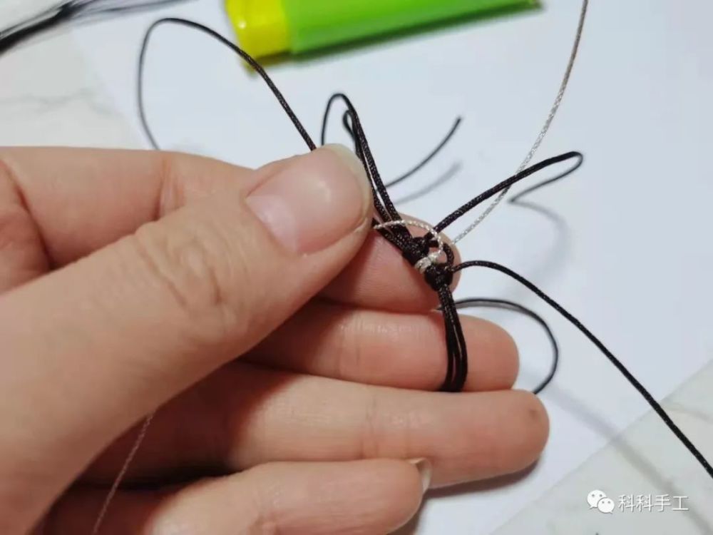 银线再编雀头结.注意两根线不要交叉.