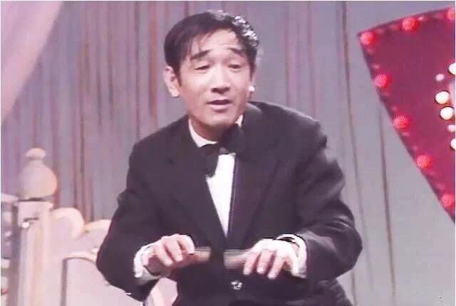 1983年,他穿着西装,打着领结,在春晚舞台表演了小品《阿q的独白》