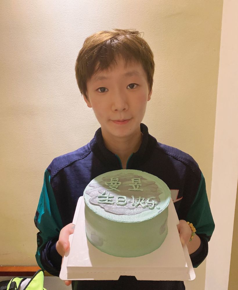 最好,寓意很深,国乒队友们送的言简意赅,就是祝福王曼昱22岁生日快乐