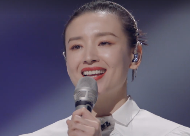 如今的她已经40岁了,已经是姐姐级别的人物了,可是当她来到了乘风破浪