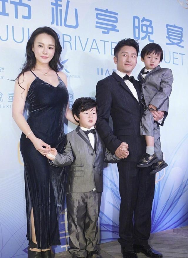 邹市明一家四口走机场老公过冬老婆还在夏天俩儿子穿得都挺潮