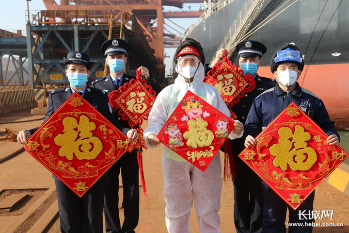 就地过年暖在身边这个春节边检民警在岗过年