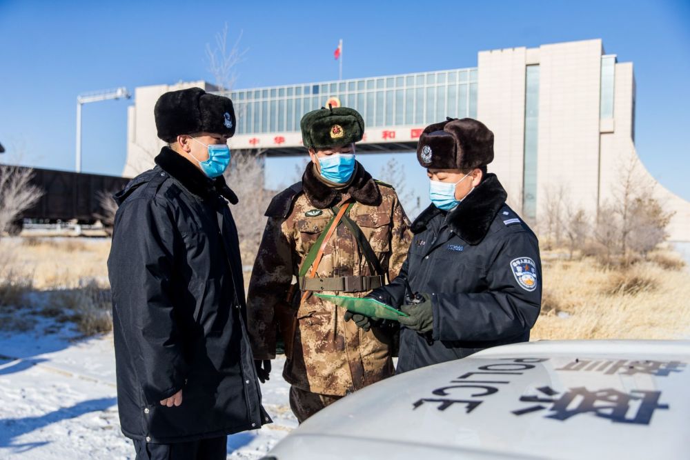 2021年2月9日,二连出入境边防检查站与驻地解放军,边境派出所民警开展