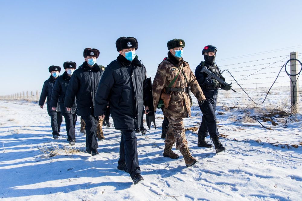 内蒙古二连边检站踏雪巡边迎新春