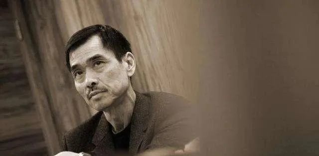 同样出身的14k胡须勇和他有相同的出身,司徒玉莲之所以有今天,也多