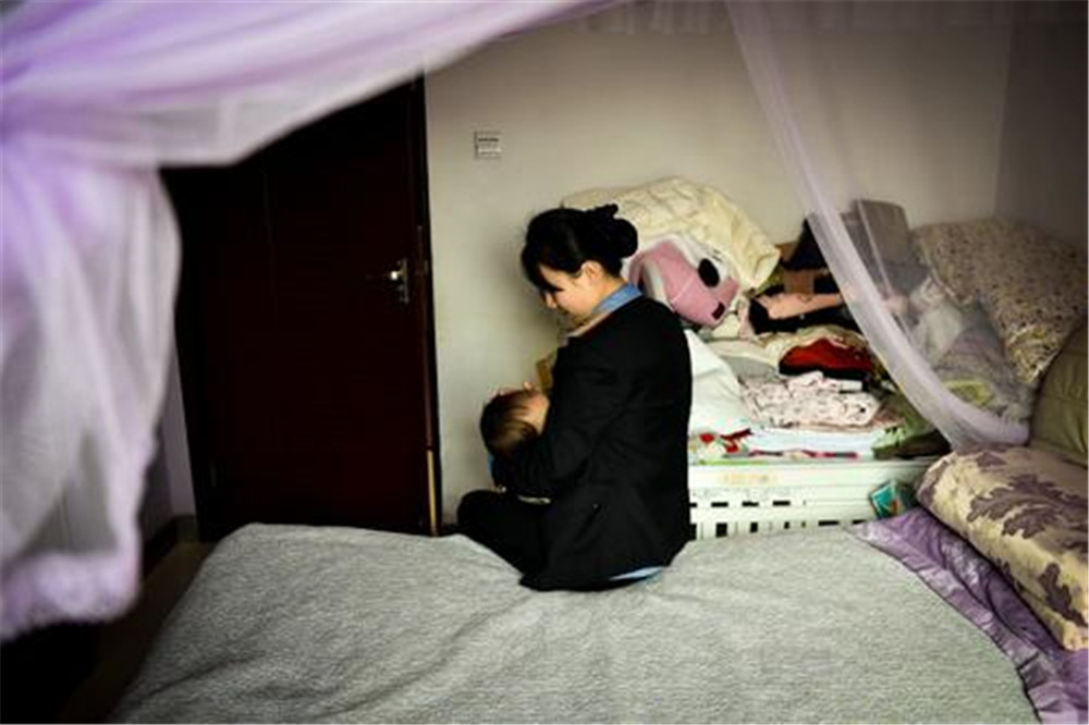 宝宝吃奶总动来动去难道这么快就吃饱了多是因为三个原因