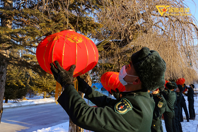 舞獅子貼窗花掛燈籠軍營裡喜氣洋洋迎新春