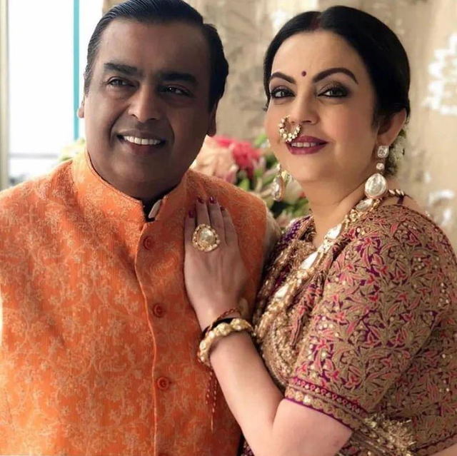 印度的首富老婆太壕了跑车上镶3万颗钻石连鼻孔上都挂着一套房