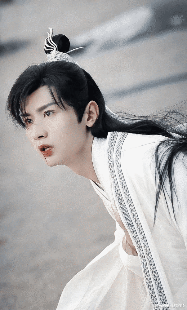 《有翡》刚完结,又一部古装武侠剧杀青,男主是"最帅花城"