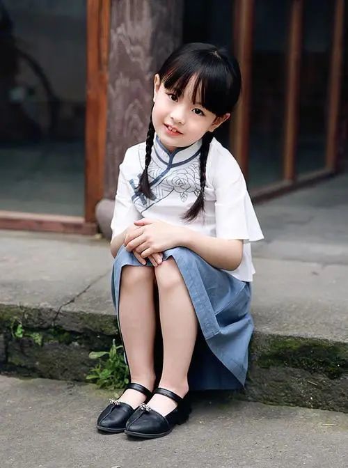 林文龙女儿长大了,粉色盘口上衣搭波点打底裤,脸蛋圆圆甜美可爱