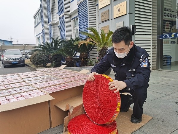 金山一仓库查获22箱高升3圈大地红鞭炮
