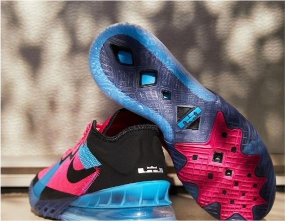 詹姆斯18低帮南海岸配色整体鞋面风格有些复古气息