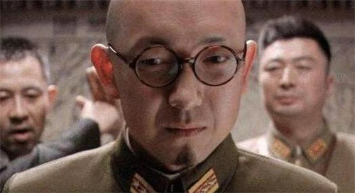 日本大佐戴眼镜图片