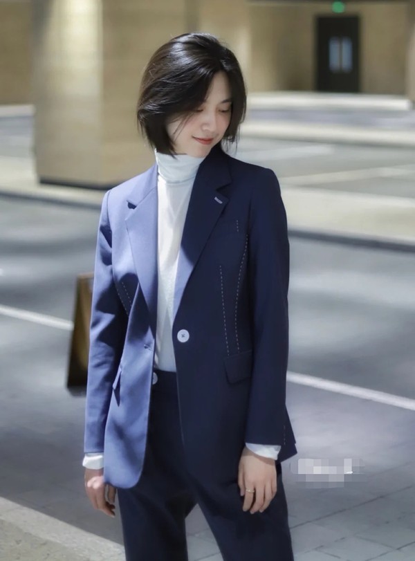 短发女生穿衣服不好看那是衣服没选对领口很重要